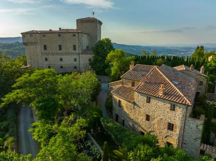 The magnificent castle sits 650 meters above sea level, in the town of San Casciano dei Bagni, right on the border between Tuscany and Umbria.