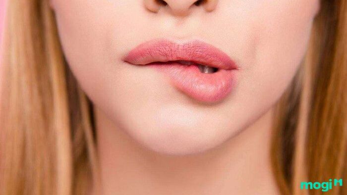 Giải mã hiện tượng giật môi trên