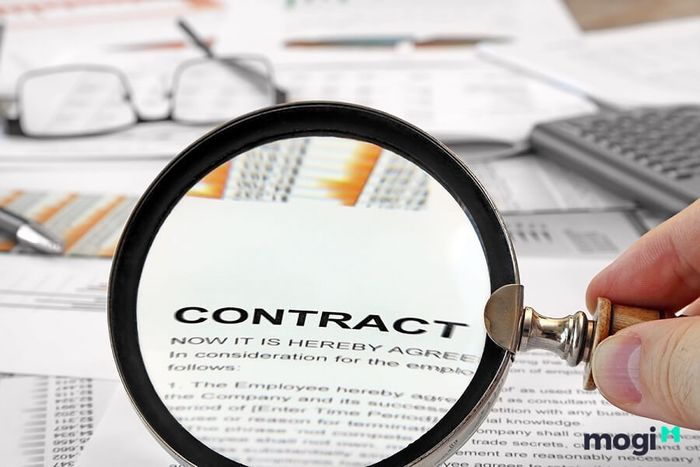 Trước khi ký kết hợp đồng mua bán đất, bạn nên xem xét kỹ lưỡng từng hạng mục trong hợp đồng và thương lượng rõ ràng với bên bán để đảm bảo quyền lợi của mình.