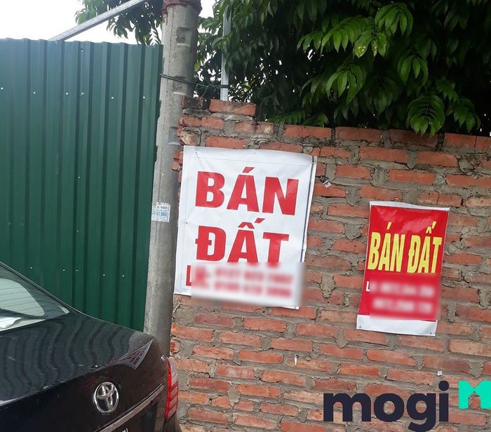 In biển thông báo bán đất ngay tại lô đất cần bán.