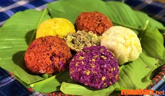 Xôi ngũ sắc là đặc sản của Hà Giang, với nhiều màu sắc rực rỡ và hương vị bùi bùi rất ngon miệng.