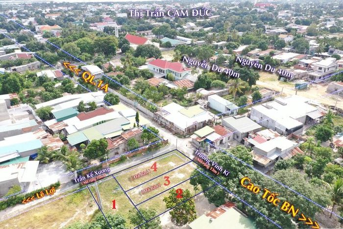Có thể bổ sung ảnh chụp khu đất từ trên cao để khách hàng dễ dàng nhận diện các tiện ích và tuyến giao thông xung quanh.