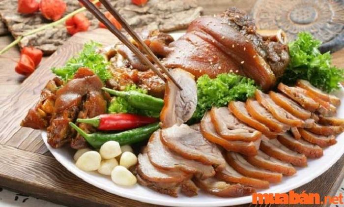 Theo kinh nghiệm du lịch Hà Giang 3 ngày 2 đêm, món lợn cắp nách là một món ăn bạn nhất định phải thử khi đến đây.