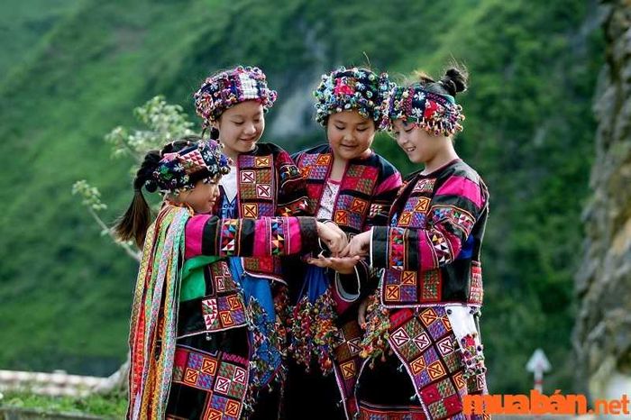 Văn hóa đặc sắc của người dân Hà Giang được thể hiện rõ nét qua các phong tục, tập quán và lối sống đặc trưng của các dân tộc nơi đây.
