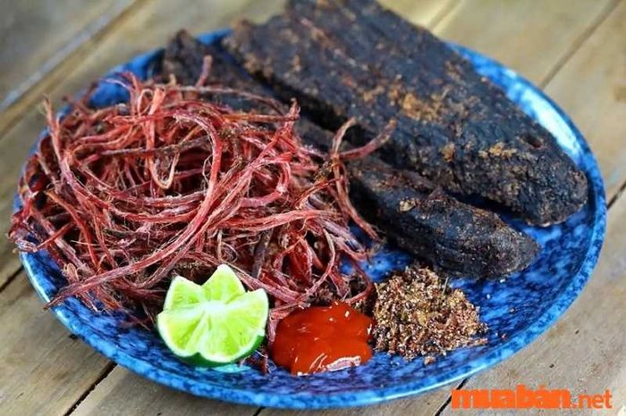 Khi đi du lịch Hà Giang trong 3 ngày 2 đêm, bạn đừng quên thử mua trâu gác bếp về làm quà tặng người thân