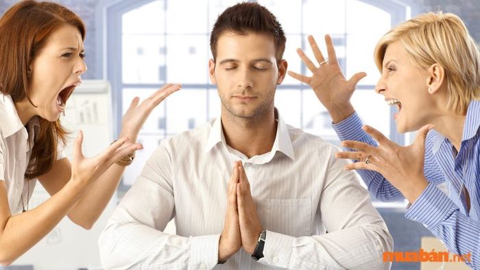 Kỹ năng kiểm soát cảm xúc giúp nhân viên xử lý các tình huống căng thẳng, duy trì thái độ tích cực và đảm bảo chất lượng dịch vụ khách hàng ngay cả khi đối mặt với các tình huống khó khăn.