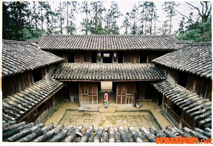 Tham quan dinh thự của Vua Mèo Vương Đức Chính ở xã Sà Phìn, một di tích lịch sử nổi tiếng trong khu vực.