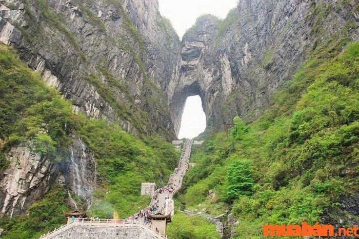 Nếu bạn đang tìm kiếm kinh nghiệm du lịch Hà Giang 3 ngày 2 đêm, đừng quên ghé thăm cổng trời Quảng Bạ, một trong những điểm nổi bật của vùng đất này.