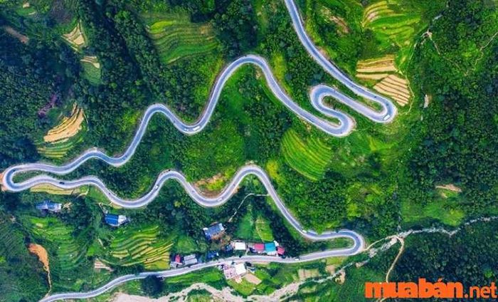 Khung cảnh đèo Mã Pí Lèng nhìn từ trên cao