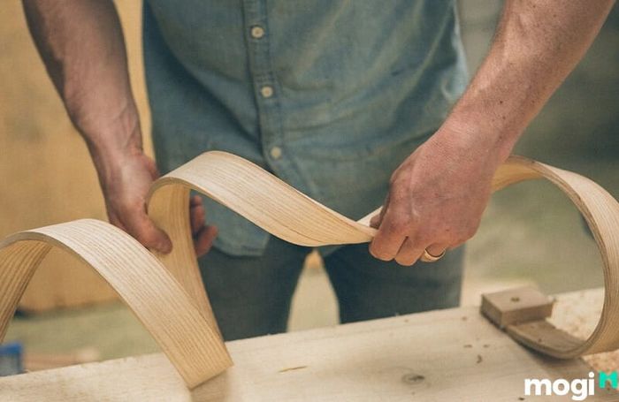 Ưu điểm của gỗ tần bì là độ đàn hồi tốt, mang lại sự linh hoạt và độ bền cao cho các sản phẩm làm từ nó.