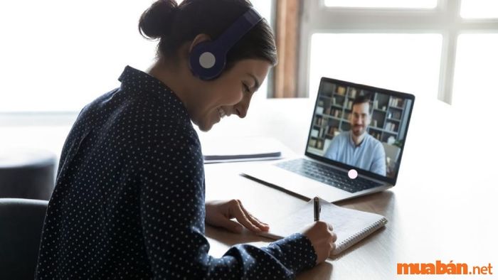 Công việc gia sư online giúp học sinh cấp 3 vừa ôn lại kiến thức, vừa kiếm thêm thu nhập.