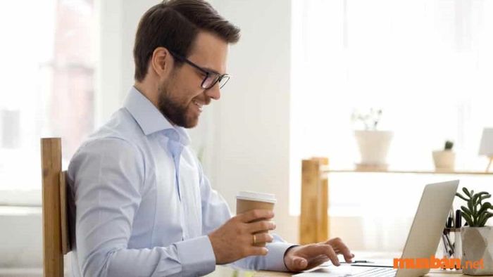 Kiên nhẫn là một phẩm chất quan trọng trong công việc chăm sóc khách hàng, đặc biệt khi phải đối mặt với những khách hàng khó tính. Việc giữ thái độ bình tĩnh và lắng nghe với sự kiên nhẫn sẽ giúp giải quyết vấn đề hiệu quả và duy trì mối quan hệ lâu dài với khách hàng.