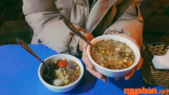 Thắng dền được làm từ bột gạo nếp với nhân đậu đỏ, một món ăn ngọt đặc trưng của Hà Giang