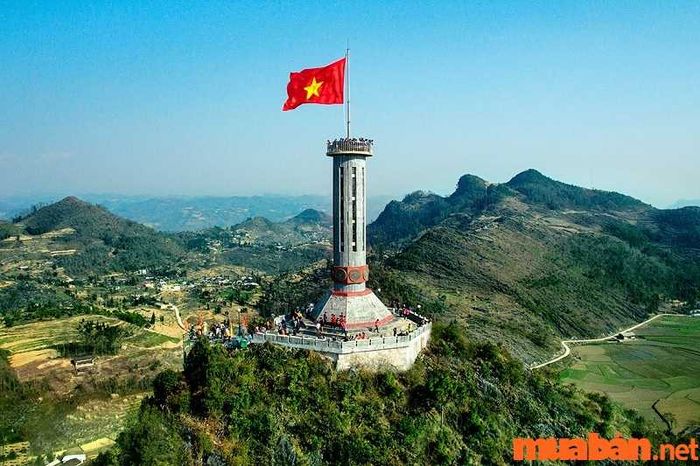 Khi du lịch Hà Giang 3 ngày 2 đêm, cột cờ Lũng Cú là điểm đến không thể bỏ qua