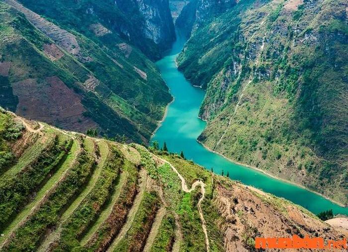Dòng nước sông chảy xiết quanh năm, và điểm nhấn nổi bật là hẻm Tu San