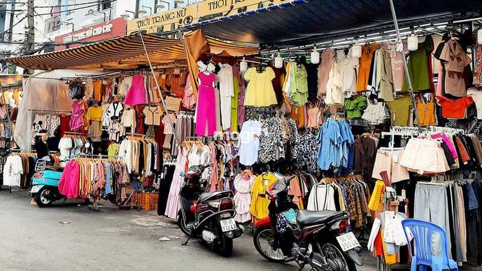 Chợ Hạnh Thông Tây chuyên bán các mặt hàng gì?