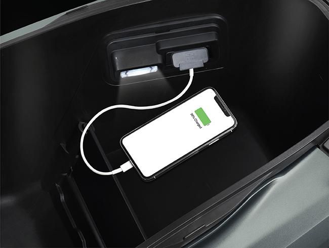 Cổng sạc dưới yên xe được trang bị khả năng chống nước và hỗ trợ sạc nhanh.
