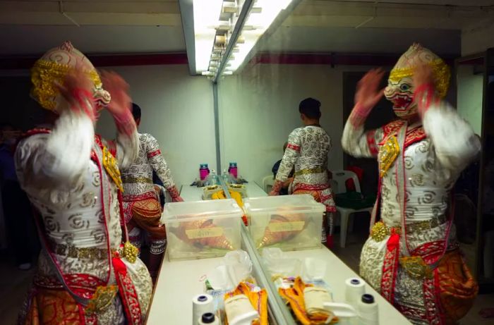 Thanet Pakwisath dons his Hanuman mask before the afternoon show at Sala Chalermkrung.