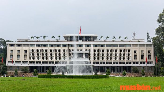 Khi nghĩ đến 'Sài Gòn có gì chơi?', Dinh Độc Lập chắc chắn là điểm đến không thể bỏ qua. Đây là một trong những biểu tượng lịch sử quan trọng của thành phố, nơi bạn có thể khám phá những câu chuyện lịch sử đầy thú vị về Việt Nam.