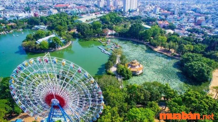 Khi nghĩ đến 'Sài Gòn có gì chơi?', Đầm Sen Park chính là một điểm đến thú vị với những hoạt động giải trí hấp dẫn. Đây là công viên nổi tiếng với không gian xanh mát và các trò chơi đa dạng, thích hợp cho các gia đình và nhóm bạn đến thư giãn, vui chơi.