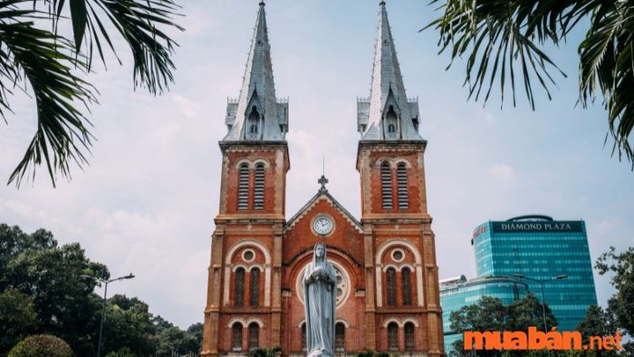 Một trong những điểm đến nổi bật khi hỏi 'Sài Gòn có gì chơi?' chính là Nhà thờ Đức Bà. Đây không chỉ là một công trình tôn giáo quan trọng mà còn là một biểu tượng kiến trúc của thành phố, thu hút đông đảo du khách tham quan và chiêm ngưỡng.