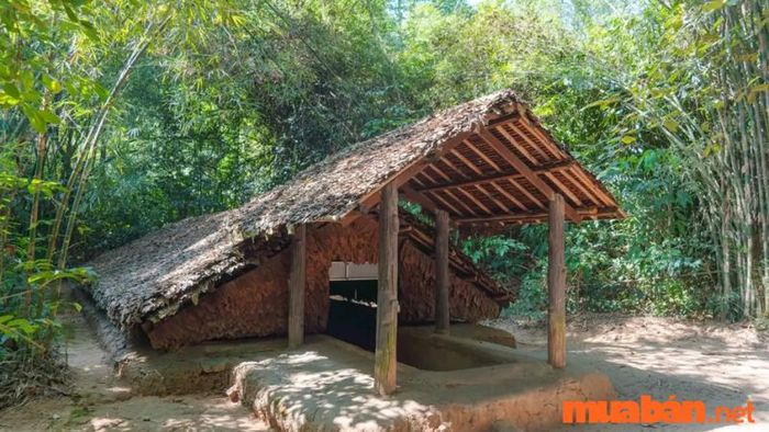 Địa đạo Củ Chi là một địa điểm lịch sử hấp dẫn mà bạn không thể bỏ qua khi đến Sài Gòn. Đây là nơi lưu giữ những câu chuyện về cuộc chiến đấu anh dũng của quân và dân Việt Nam, với hệ thống địa đạo rộng lớn, đầy ẩn chứa những bí mật lịch sử thú vị. Cùng khám phá những dấu tích còn sót lại từ thời chiến tại địa đạo nổi tiếng này.