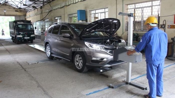 Thời gian kiểm tra xe ô tô tại cơ sở đăng kiểm kéo dài khoảng 15 - 20 phút - Nguồn: Internet