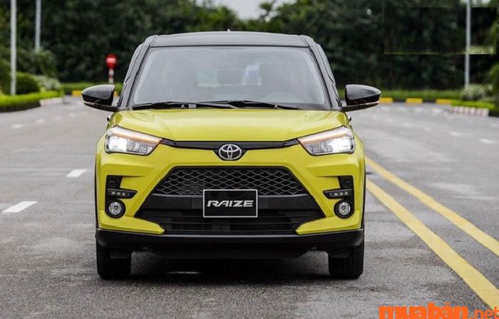 Đầu xe Toyota Raize có thiết kế góc cạnh, thể hiện sự trẻ trung và tính thể thao đặc trưng của mẫu xe này.