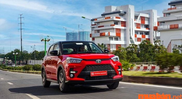 Giá lăn bánh của Toyota Raize dao động trong khoảng từ 605 triệu đồng đến 643 triệu đồng, tùy vào màu xe và khu vực mua bán.