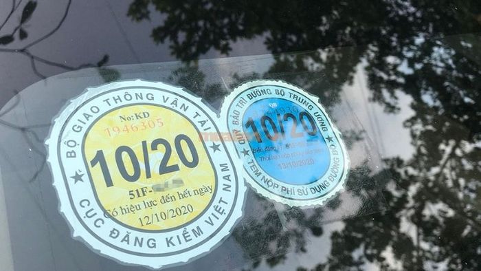 Chủ xe có thể dễ dàng kiểm tra thời gian đăng kiểm thông qua tem đăng kiểm được dán trên xe - Nguồn: Internet