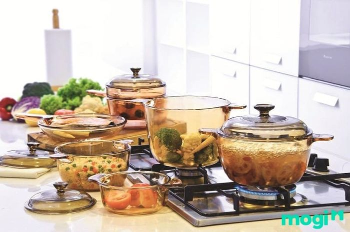 Khi sử dụng đồ thủy tinh, đừng quên kiểm tra khả năng chịu nhiệt đối với các món đồ như nồi, chảo để đảm bảo an toàn khi nấu nướng.