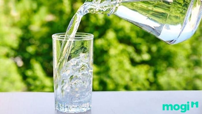 Khi sử dụng đồ thủy tinh, bạn nên tránh rót nước quá nóng hoặc quá lạnh vào ly, để tránh làm vỡ hoặc biến dạng đồ thủy tinh.