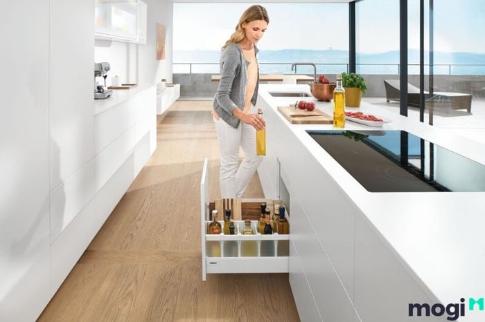 Cách sắp xếp tủ bếp khoa học giúp bạn dễ dàng tìm kiếm đồ đạc, đồng thời tạo không gian thoáng đãng, tiện lợi.