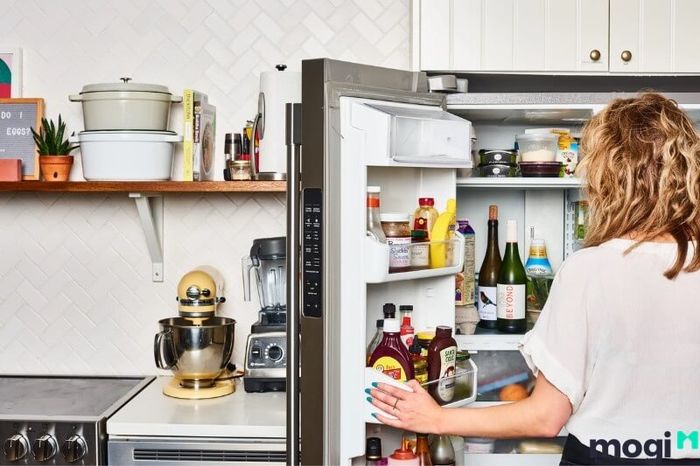 Lưu trữ đồ đạc trong các ngăn của cánh tủ là cách đơn giản giúp không gian bếp trở nên ngăn nắp hơn.