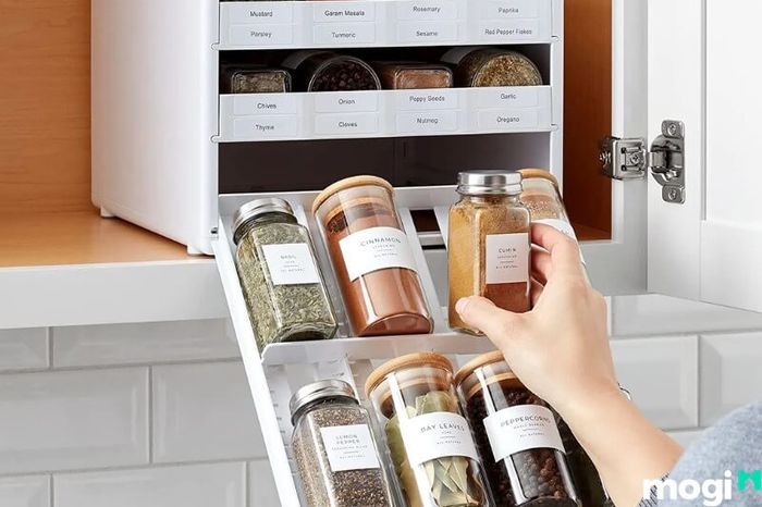 Phân loại và dán nhãn các đồ dùng dư thừa trong hộp giúp căn bếp thêm gọn gàng, dễ dàng tìm kiếm.