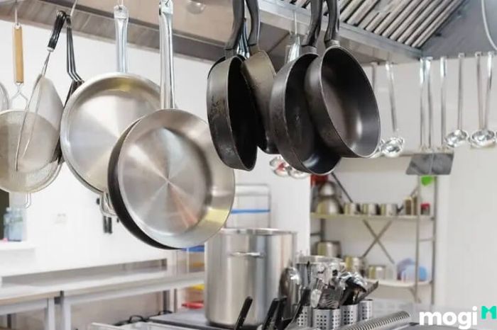 Một cách để sắp xếp bếp gọn gàng là trang bị các móc treo và giá treo để tối ưu không gian.
