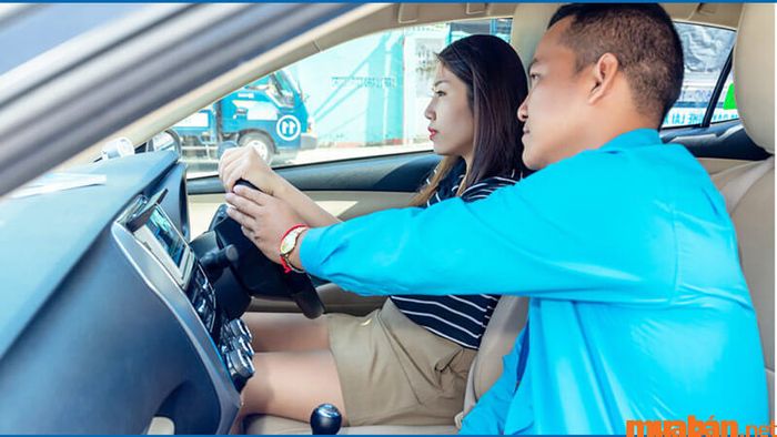 2. Thực hành lái xe sa hình.