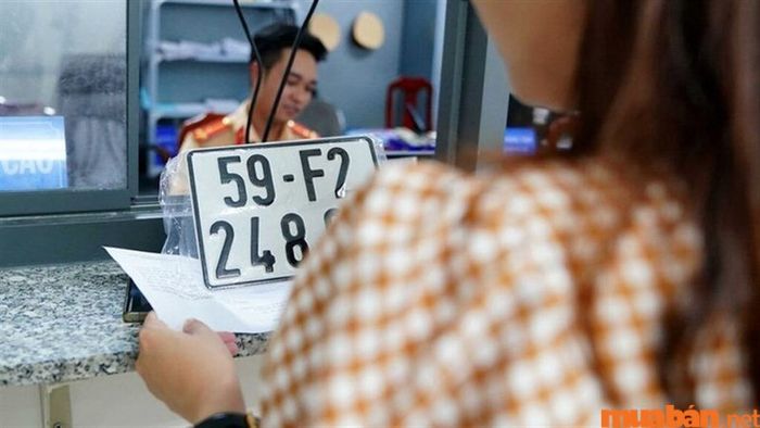 Phương pháp tính giá lăn bánh xe máy bao gồm phí cấp biển số xe máy.