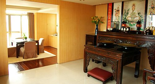 Nguyên tắc khi bố trí Phật đường là phải đảm bảo tính trang nghiêm và sạch sẽ. Sau một thời gian sử dụng, một số đồ đạc có thể bị hư hỏng hoặc xuống cấp. Với những đồ vẫn còn sử dụng tốt, gia chủ nên tiếp tục dùng, không cần thiết phải thay mới ngay. Những vật dụng không còn sử dụng được nữa thì nên được xử lý một cách trang nghiêm, như đốt và làm lễ hóa.