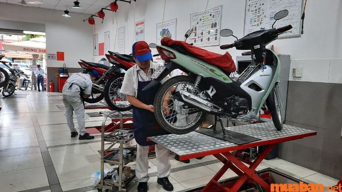 Khi quyết định mua xe máy, người tiêu dùng cần tìm hiểu kỹ về chính sách hậu mãi của hãng, bao gồm các dịch vụ hỗ trợ sau bán hàng như bảo hành, bảo dưỡng.