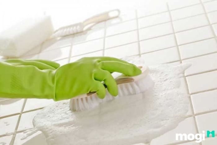 Làm sạch sàn phòng tắm với baking soda