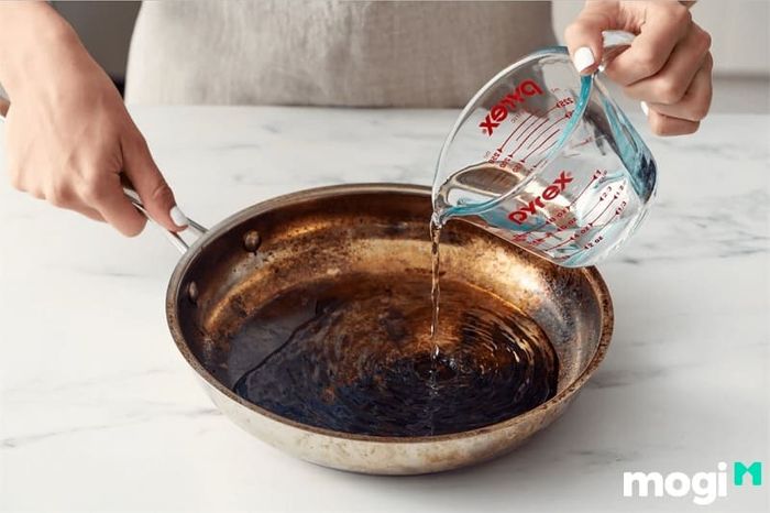Sử dụng baking soda để loại bỏ vết rỉ sét trên kim loại là một cách đơn giản và hiệu quả. Bạn chỉ cần pha baking soda với giấm và áp dụng lên vết rỉ sét cần làm sạch.