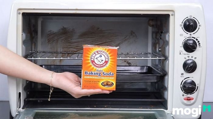 Bạn có thể sử dụng baking soda để vệ sinh lò nướng định kỳ