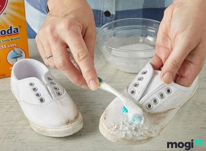 Giặt giày bằng baking soda vừa sạch lại vừa khử mùi hôi hiệu quả