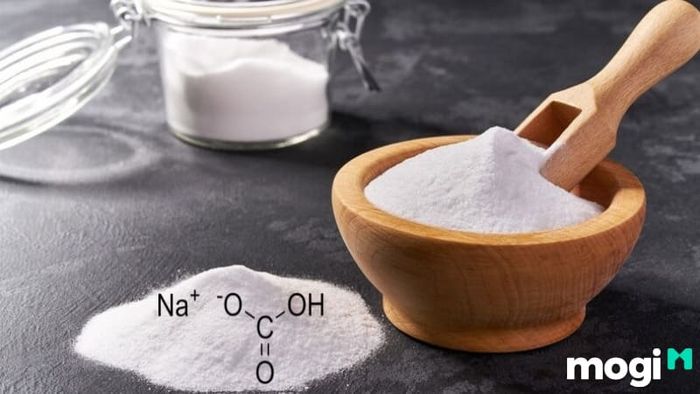Baking soda thường có dạng bột mịn, màu trắng, không mùi và có vị hơi mặn