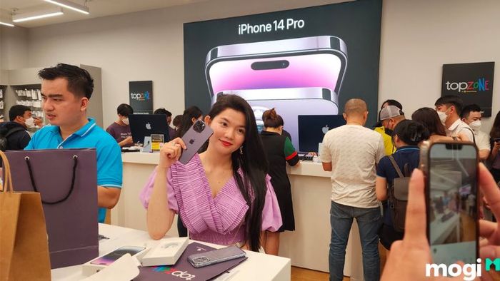 Thiết kế cửa hàng điện thoại nhỏ với thương hiệu iPhone