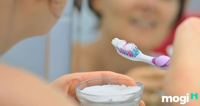 Baking soda là một nguyên liệu đơn giản nhưng hiệu quả trong việc làm sạch và trắng răng. Bạn có thể sử dụng baking soda để giúp răng miệng luôn sáng bóng.