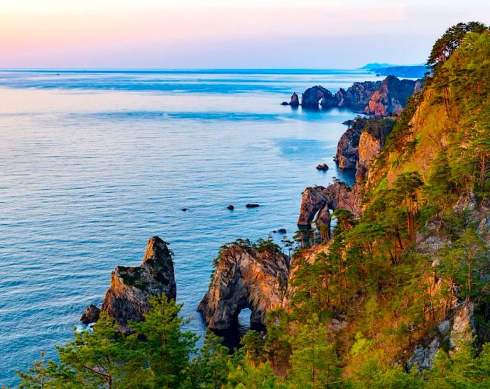 The cliffs at Kitayamazaki glow with a reddish hue when bathed in the morning sunlight.