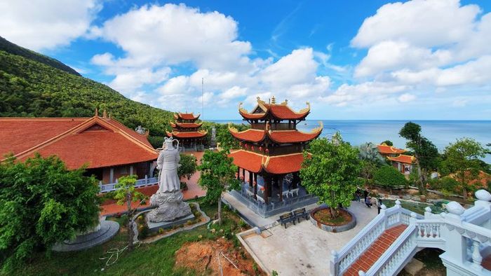 Chính điện Tam Bảo là công trình trung tâm của Thiền Viện Trúc Lâm Hộ Quốc, nơi thờ phụng và tổ chức các nghi lễ tôn nghiêm.