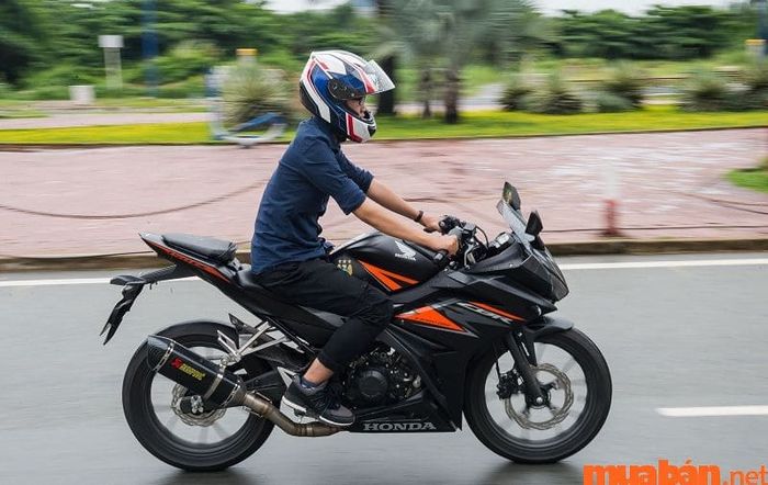 CBR 150 là mẫu xe thể thao cỡ nhỏ, lý tưởng để bạn di chuyển thuận tiện trong thành phố mà không gặp phải những hạn chế về không gian hay khả năng vận hành.